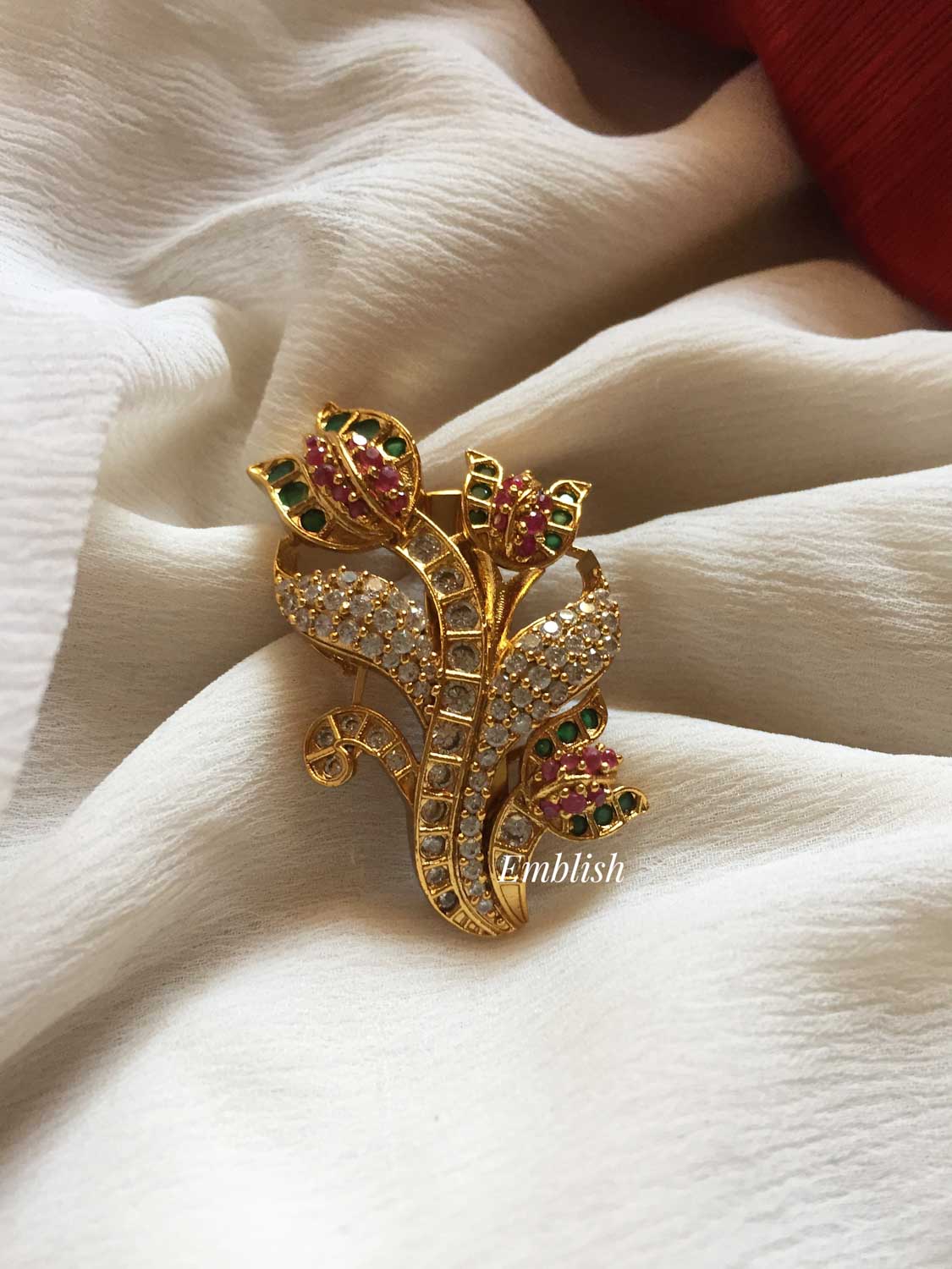 Gold saree on sale brooch designs